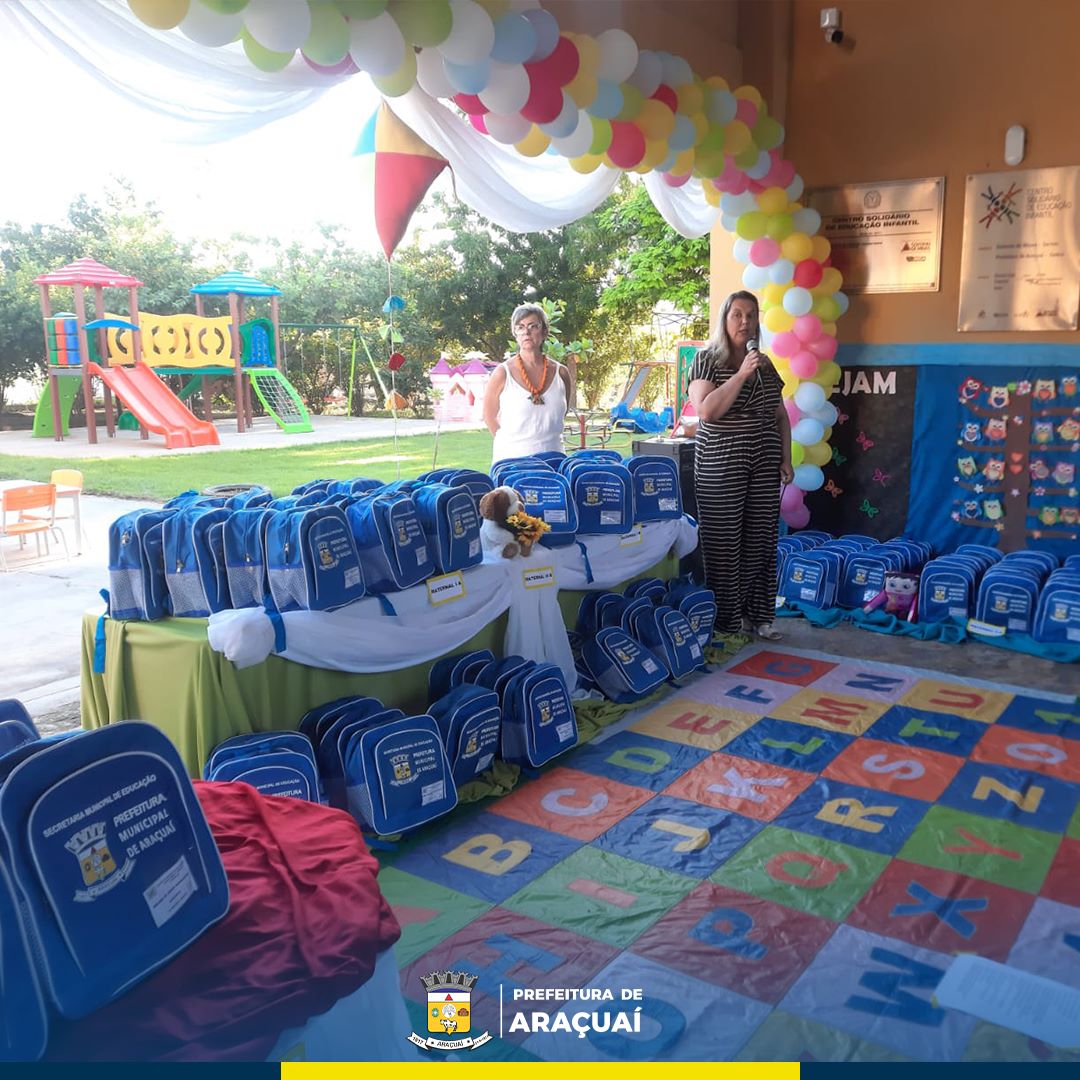 Prefeitura inicia a entrega  de  kits de material escolar para alunos da rede municipal