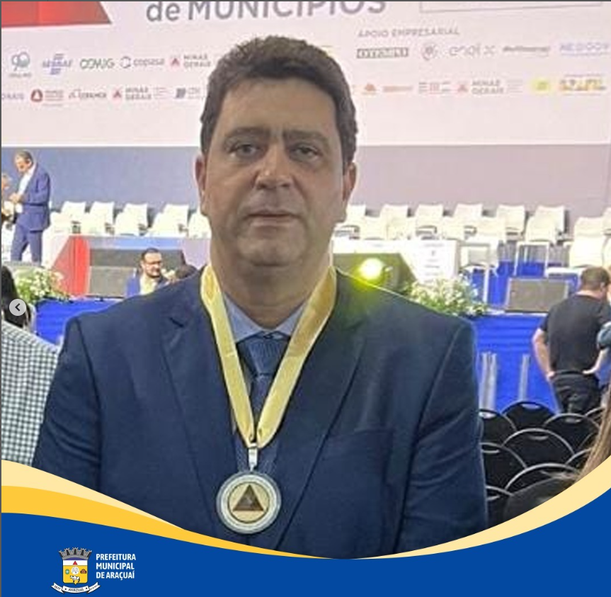 Prefeito de Araçuaí recebe da AMM medalha de Mérito Municipalista.